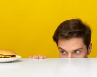 Segundo a psicologia, é por isso que você come mesmo sem fome