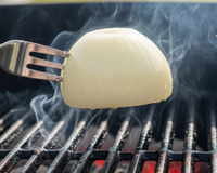 Pouca gente sabe: qual a utilidade de passar meia cebola na grelha quente?