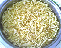 Desfiado de frango gratinado com batata palha