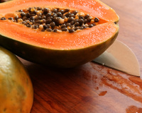 Mamão além da prisão de ventre: descubra outros benefícios da fruta para a sua saúde