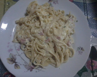 Macarrão ao molho branco com presunto e queijo