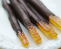 Tirinhas de casca de laranja com chocolate: receita fácil e deliciosa