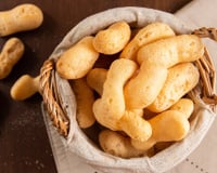 Esse biscoitinho de polvilho caseiro fica crocante, sequinho e muito melhor que o de pacote: aprenda a receita do TudoGostoso!