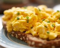 Seus ovos mexidos nunca mais serão os mesmos: TudoGostoso revela o ingrediente que substitui o leite e deixa a receita muito mais cremosa