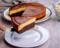 Como fazer um chocoflan: aprenda a preparar a sobremesa que é pudim e bolo de chocolate ao mesmo tempo