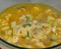 Sopa de agnolini (capeletti)