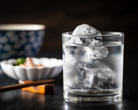 Já ouviu falar em shochu? Conheça a popular bebida japonesa que está ganhando fama no Brasil 