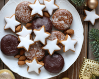 Bolachas de Natal de estrelas e círculos com glacê em cima