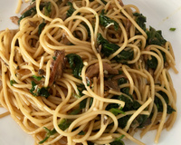 Espaguete com espinafre e shimeji