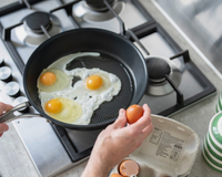 Sempre que eu preparava ovos mexidos era uma guerra com a frigideira: ficava tudo grudado! Mas esse truque solucionou os problemas