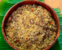 Farofa de cebola caramelizada crocante e sequinha: receita de 4 ingredientes é o acompanhamento perfeito para um churrasco ou feijoada