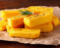 Com 1 xícara de polenta e um pouco de queijo: a receita fácil para preparar um jantar crocante sem fazer massa