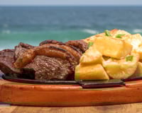 Picanha na chapa com mandioca na manteiga e mussarela