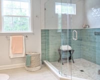 Esqueça o box de banheiro transparente: agora as casas modernas apostam nesse modelo sofisticado, com mais privacidade e ideal para ambientes pequenos