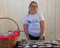 Aos 11 anos, menina troca o dinheiro da festa de 15 anos para ajudar amigo com apenas 7% de percepção de luz, vende 29 mil alfajores e ajuda família a arrecadar mais de R$ 100 mil para o tratamento
