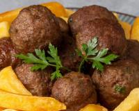O melhor bolinho de carne moída que eu já comi na vida é receita da minha vizinha, o cheiro vai longe quando ela faz!