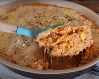 Receita melhor que um abraço apertado: arroz de forno cremoso com frango desfiado (eu ainda boto milho!)