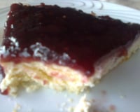 Torta de ricota com calda de amora
