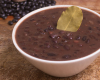 O segredo do feijão perfeito está nesse tempero que quase todo mundo usa sem saber por quê