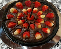 Torta de biscoito de chocolate recheado de baunilha, chocolate e morangos