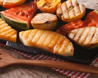 Frutas no churrasco: 5 sobremesas práticas