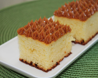 Bolo com cobertura de doce de leite