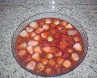 Brigadeirão com doce de morango