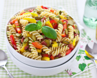 Salada de macarrão e legumes: uma combinação leve, saudável e perfeita para o  verão