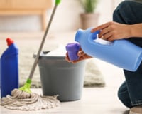 Para que serve colocar amaciante no balde de limpeza do chão: veja a explicação e se realmente vale a pena testar o truque em casa