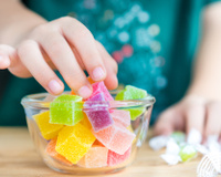 Saiba como controlar o desejo das crianças por doces e guloseimas