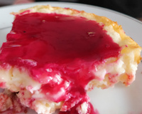 Torta de requeijão com cobertura de groselha