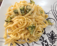 Talharim ao brócolis com alho e óleo