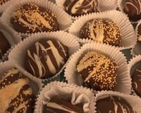 Bombons de morango e brigadeiro branco