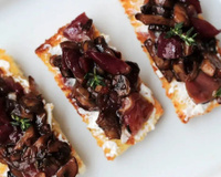 Bruschetta de cogumelos e uva