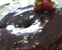 Bolo com doce de leite e morango da Tamy