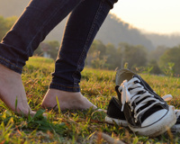 O que significa tirar o tênis sem desamarrar? O hábito comum que revela mais sobre você do que imagina, segundo a psicologia