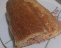 Pão recheado com presunto e queijo