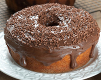 Receita fácil de bolo fofinho de cenoura com deliciosa calda de brigadeiro que acaba em segundos quando faço aqui em casa
