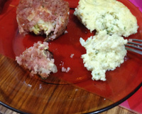 Empadinha de linguiça, recheada com ovo e queijo