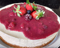 Cheesecake com calda de frutas vermelhas