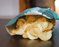 Nem pregador, nem clipes: acabo de descobrir a maneira mais brilhante de lacrar um saco aberto de batatas fritas