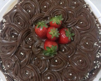 bolo de brigadeiro com morangos