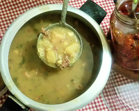 Sopa na panela de pressão: junte tudo, feche a tampa e você não vai mais querer fazer de outro jeito!