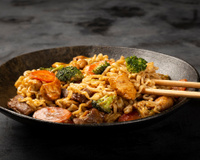 Yakisoba caseiro em 15 minutos: mais rápido e barato do que pedir no delivery