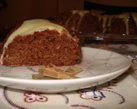 Bolo de canela com cobertura de chocolate branco