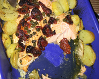 Salmão com tomate seco e alcaparras