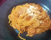 Macarrona de salsicha ao molho de tomate e creme de leite