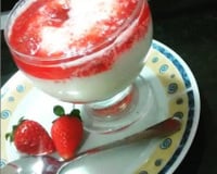 Creme de iogurte com calda de morango