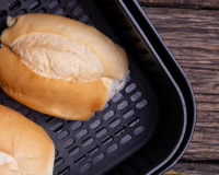 Transforme pão dormido em fresquinho em minutos com esse truque: funciona na airfryer ou no forno