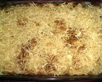 Carne moída com molho branco e batata palha